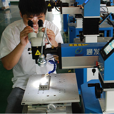 針對稍大模具，可轉向觀察操作