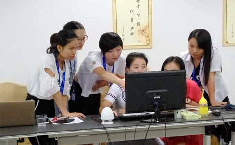  美女們互相交流學習，氣氛有點嚴肅啊